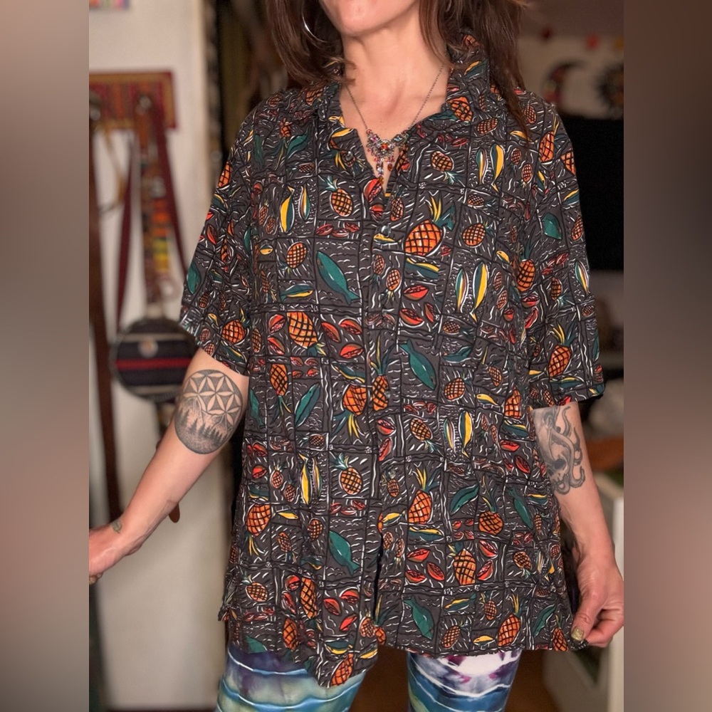 Size large unisex vintage Hawaiian pineapple button up short sleeve gray yellow